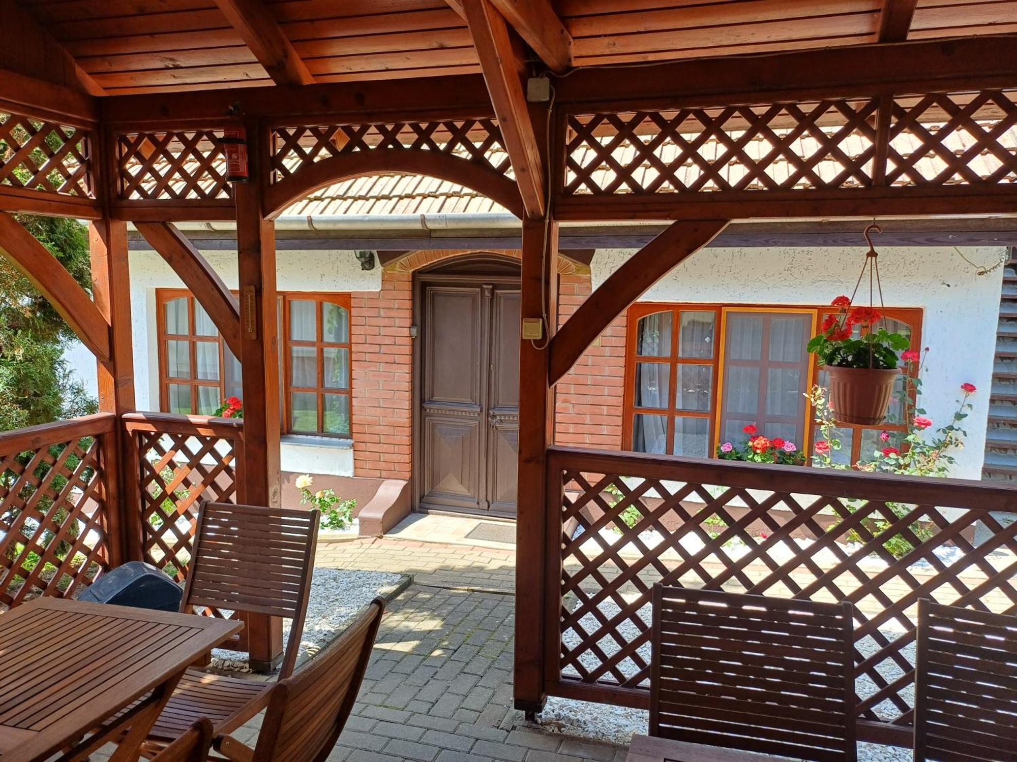Eszter Vendeghaz Apartment Tiszafured Bagian luar foto